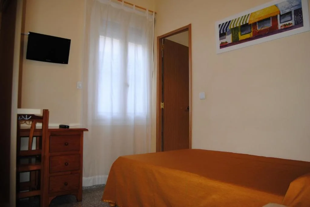 Habitación Individual con baño privado — Hostal Ávila