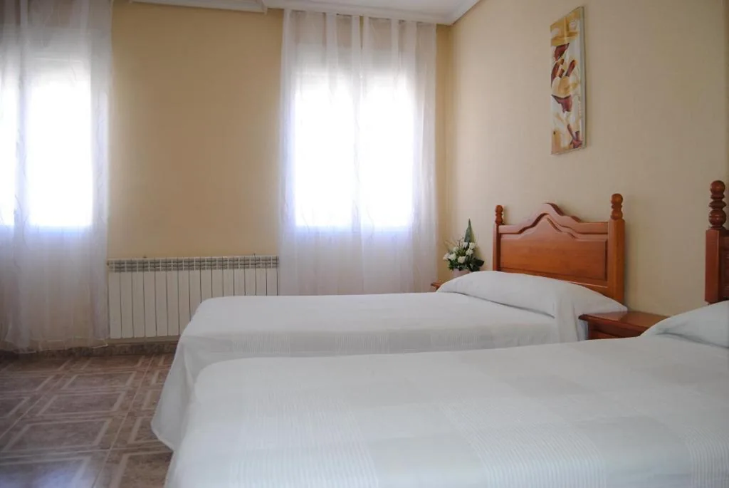 Habitación Triple con baño — Hostal Ávila