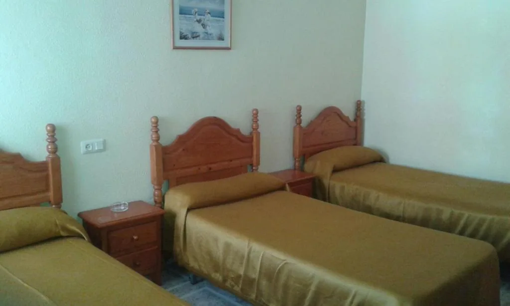 Habitación Triple con baño privado — Hostal Ávila