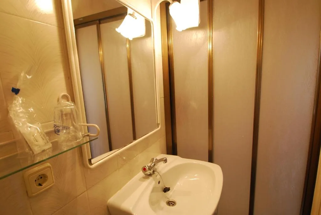 Habitación Doble Básica con ducha - 2 camas — Hostal Ayestaran I