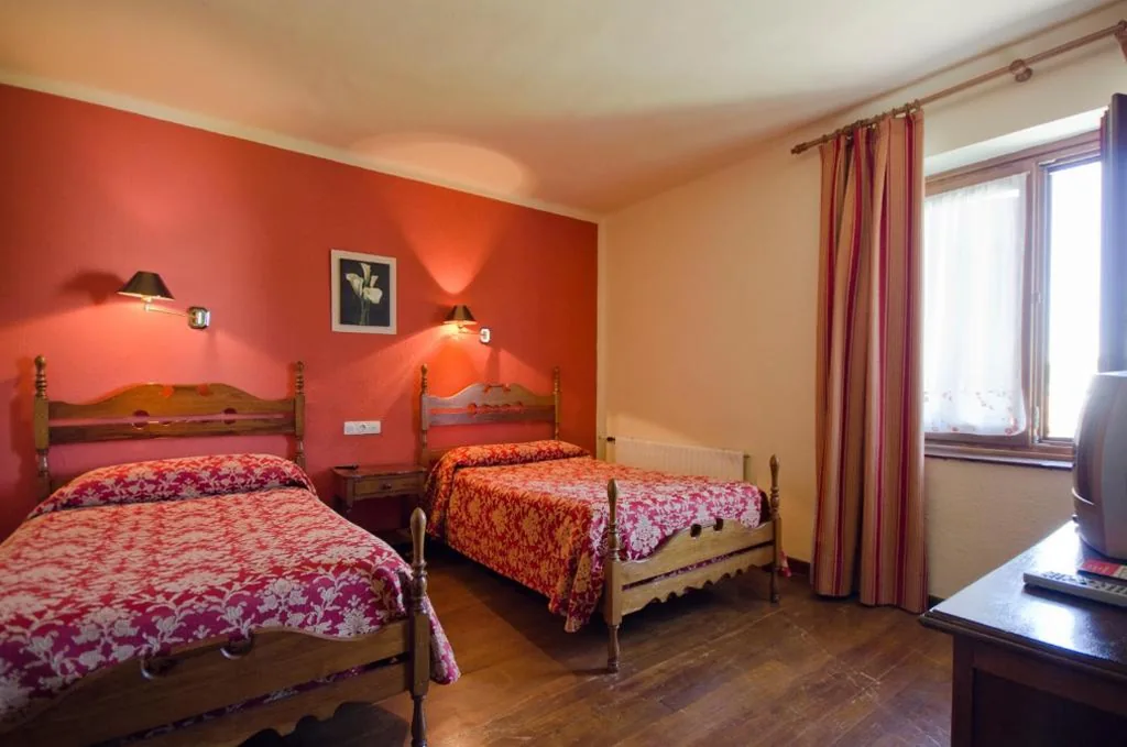 Habitación Doble con bañera - 2 camas — Hostal Ayestaran I