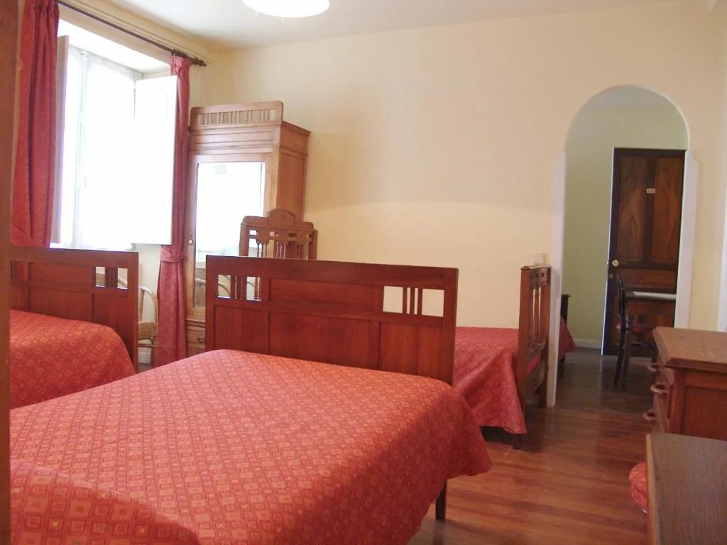 Habitación Triple con bañera — Hostal Ayestaran I