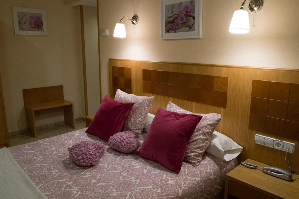 Camera doppia Deluxe con vasca — Hostal Azul