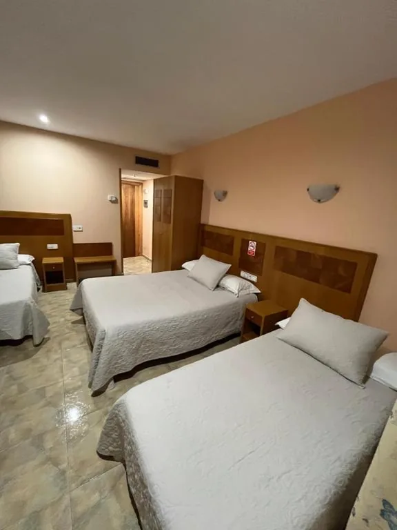 Camera familiare con bagno privato — Hostal Azul