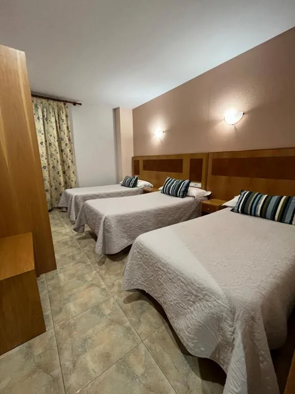 Camera tripla — Hostal Azul