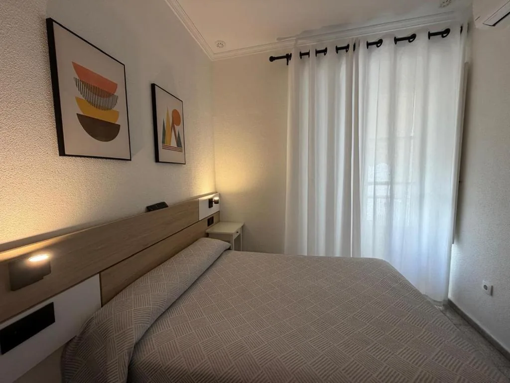 Zimmer mit Doppelbett und Balkon — Hostal Bahía