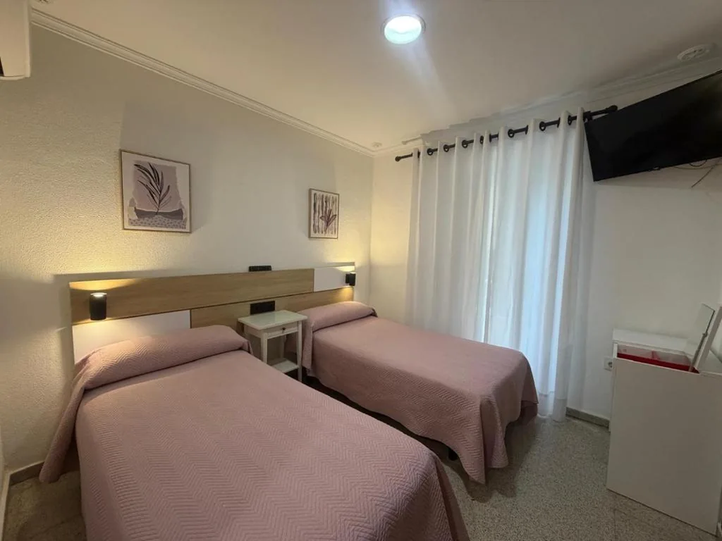 Doppelzimmer – 2 Betten — Hostal Bahía