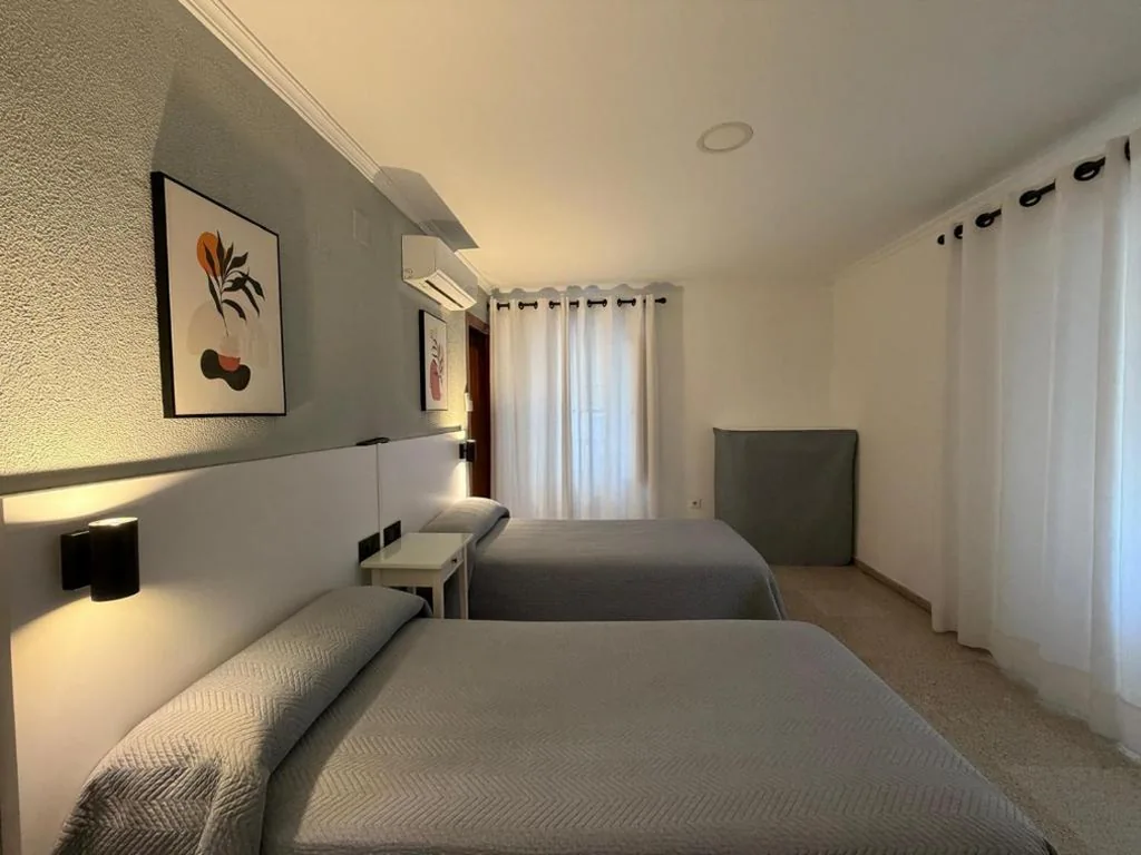 Doppelzimmer mit Zustellbett – 2 Betten — Hostal Bahía