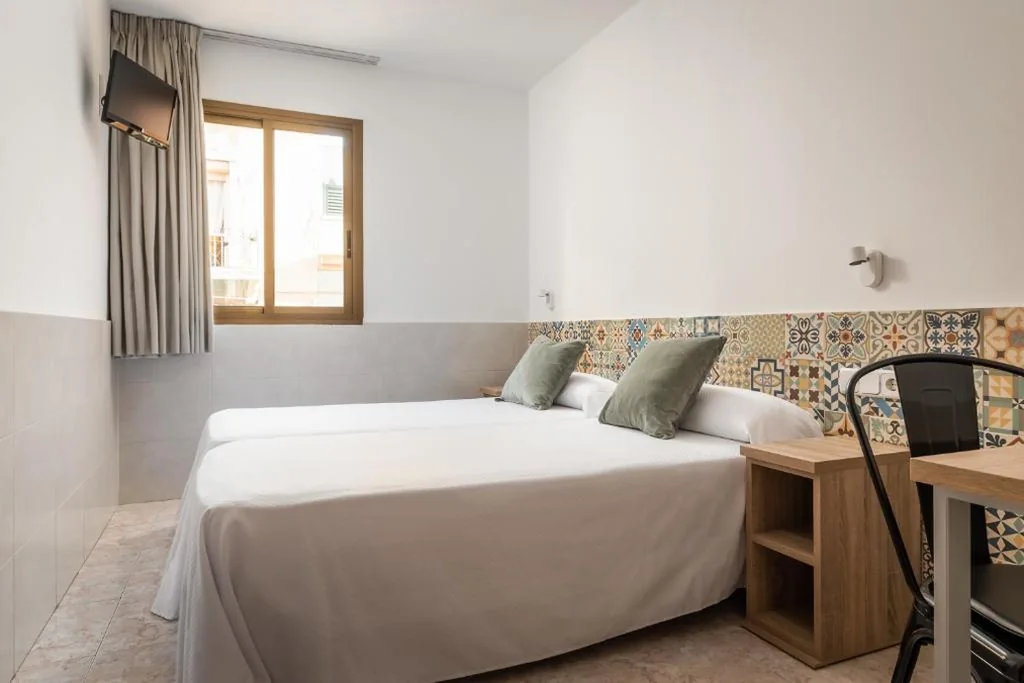 Habitación Doble Estándar - 2 camas — Hostal Baler