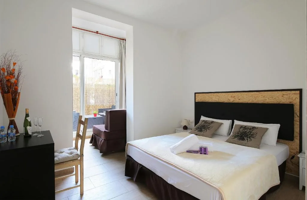 Dreibettzimmer mit Terrasse — Hostal Balkonis