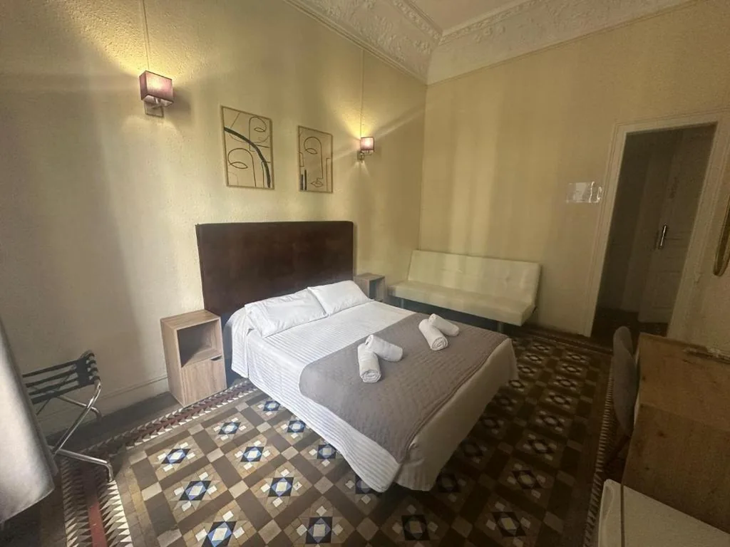 高级双人间（共用浴室） — Hostal Balmes Centro