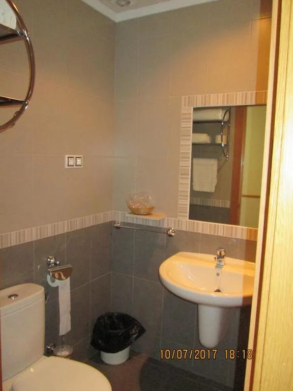 Doppelzimmer mit eigenem Bad – 2 Betten — Hostal Banderas