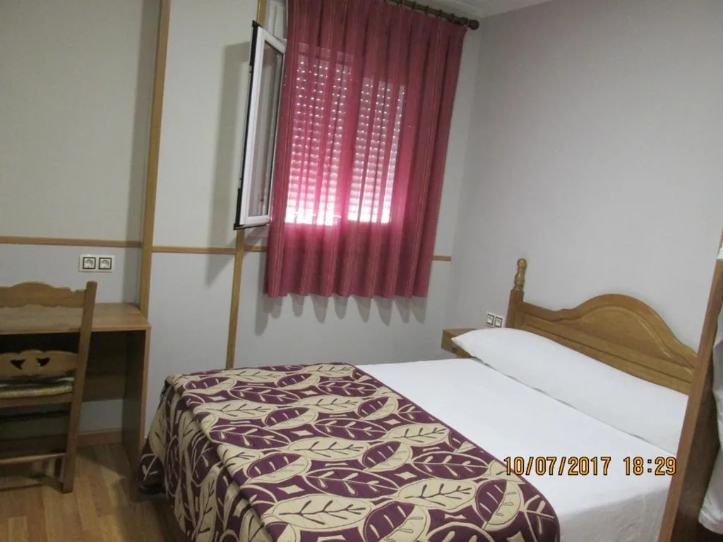 Doppelzimmer mit eigenem Bad — Hostal Banderas