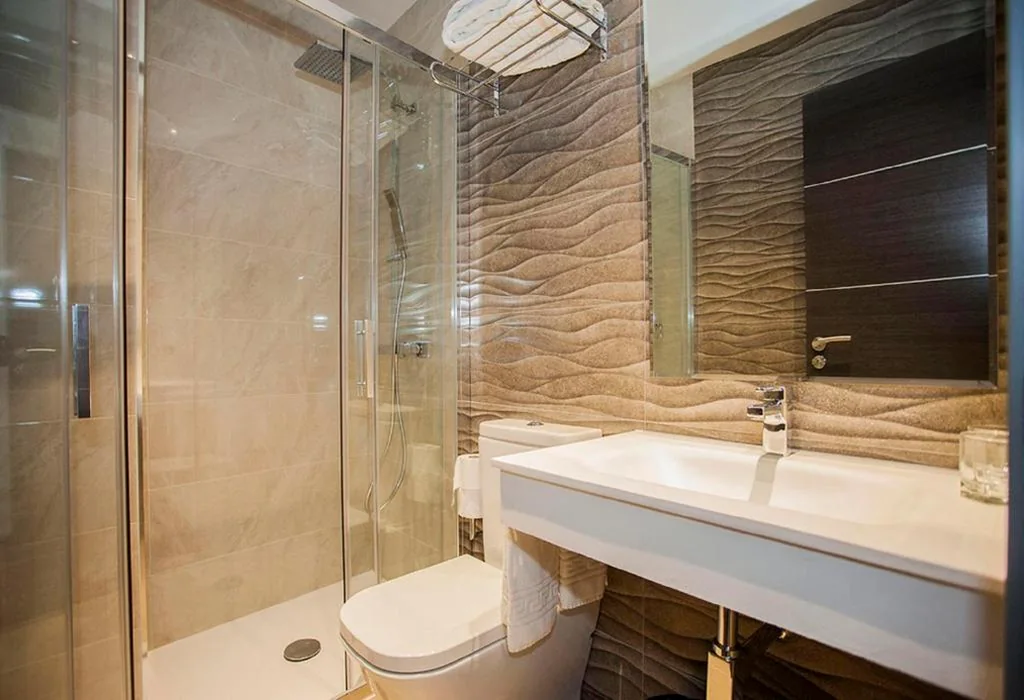 Tweepersoonskamer met extra bed - 1 of 2 bedden — Hostal Barcelona