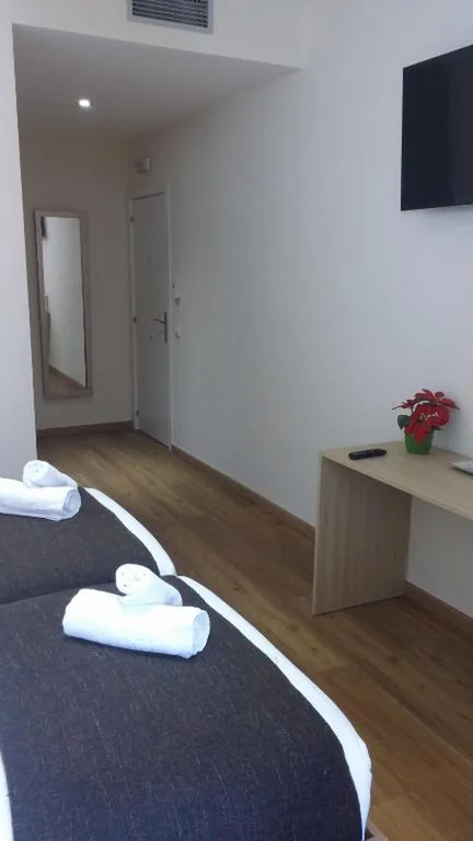 Habitación Doble con cama supletoria — Hostal Barcelona Travel