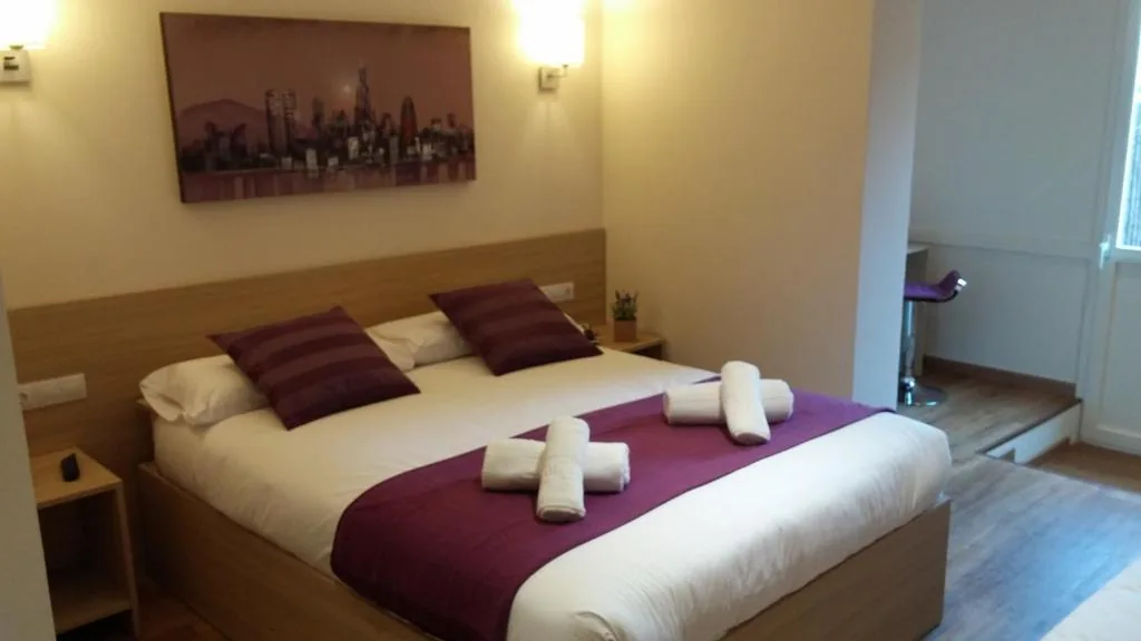 Habitación Doble Superior con balcón — Hostal Barcelona Travel
