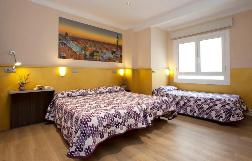 Chambre Triple avec salle de bains privative — Hostal Barcelona