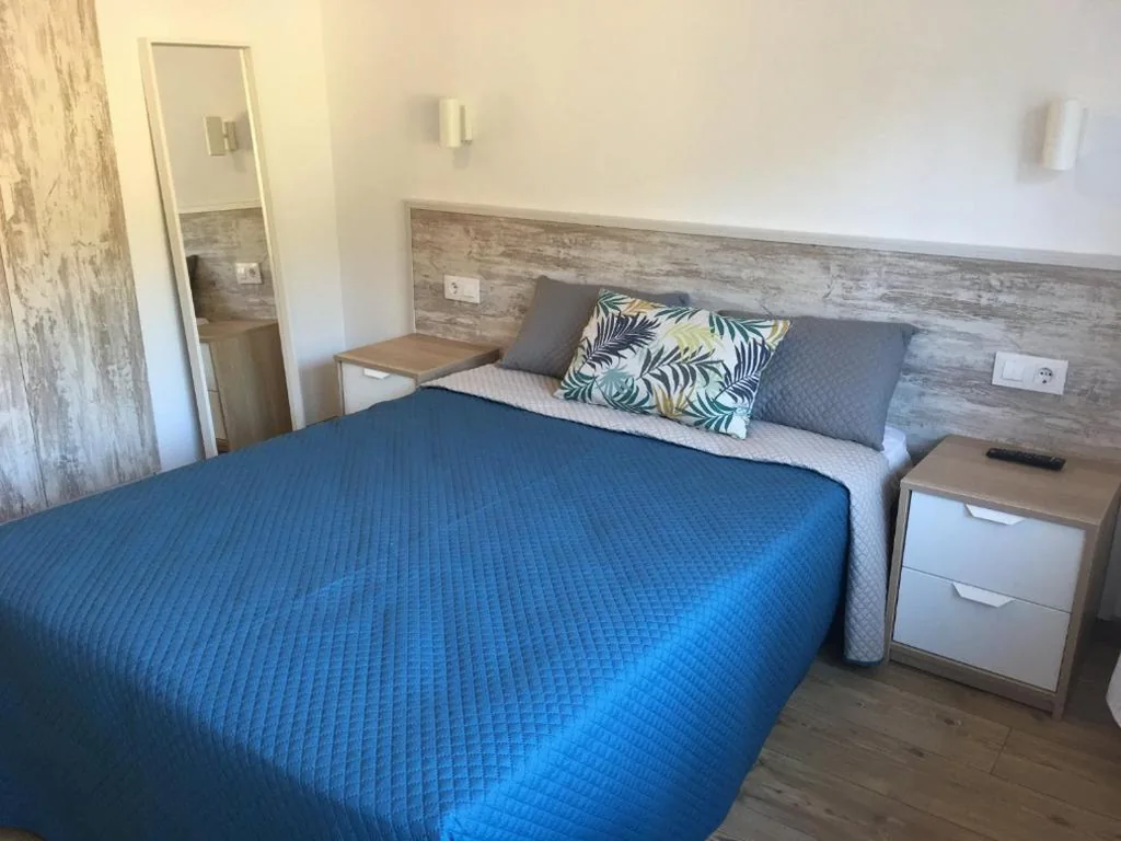 Habitación Doble con baño privado — Hostal Barco da Vella