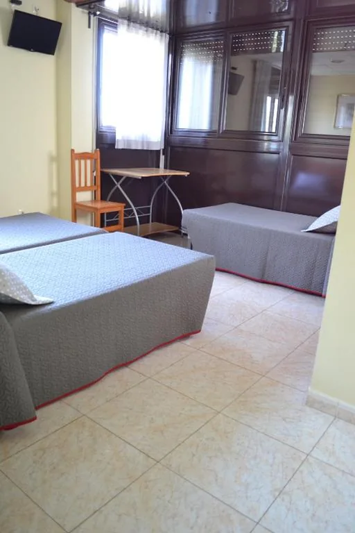 三人间 — Hostal Bartis