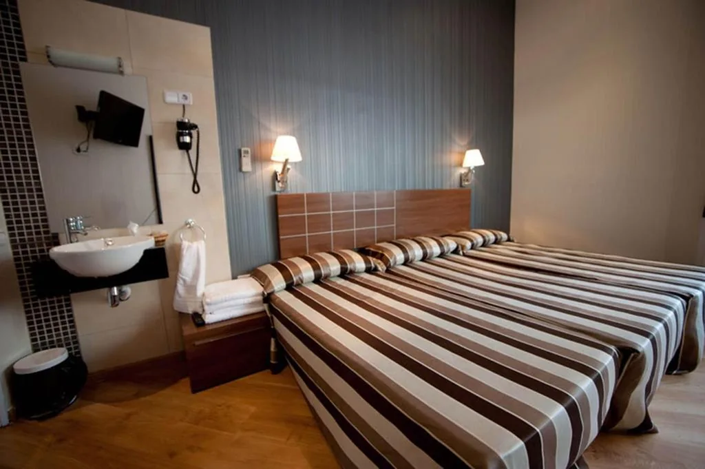 Camera doppia con bagno in comune e 2 letti supplementari — Hostal Bcn 46