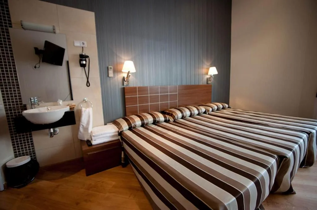 Camera doppia con bagno in comune e letto supplementare — Hostal Bcn 46