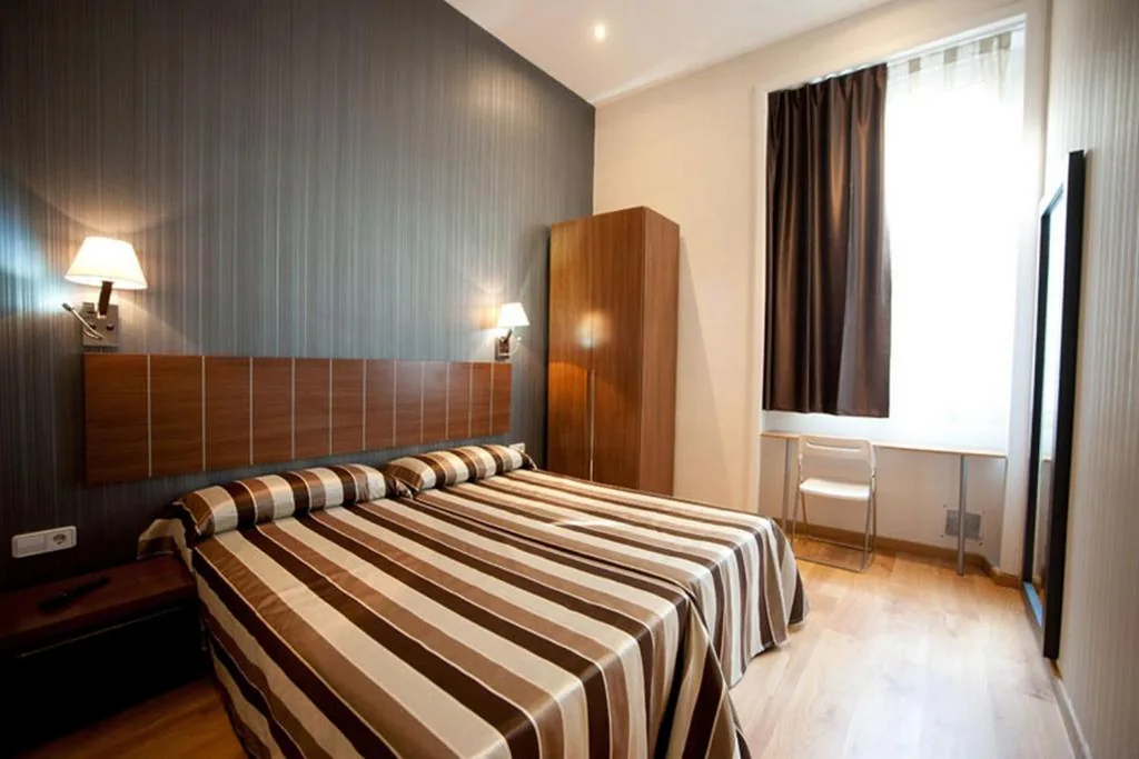 Camera doppia con letto supplementare - 1 o 2 letti — Hostal Bcn 46