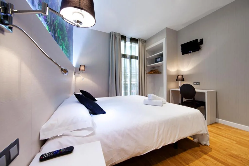 Doppelzimmer mit Zustellbett – 2 Betten — Hostal BCN Ramblas