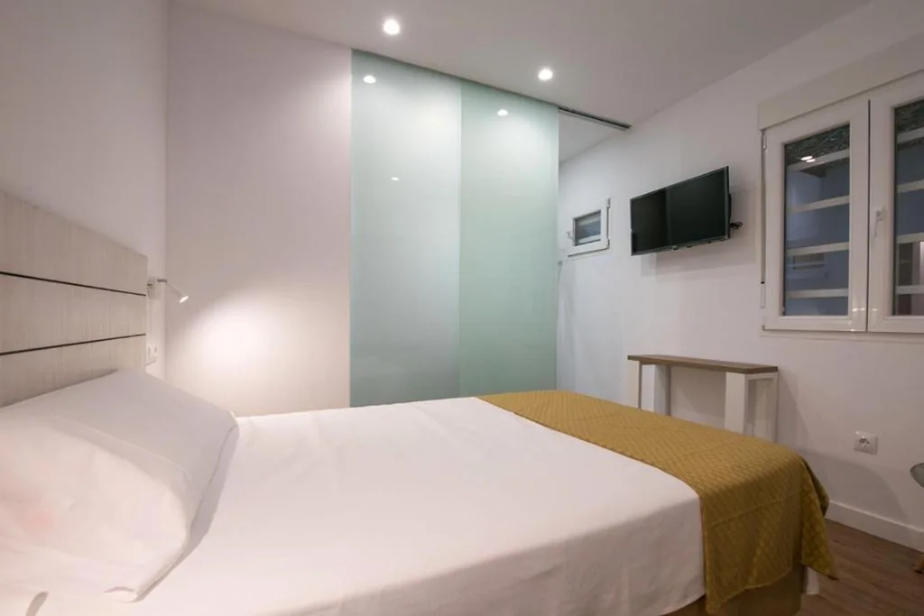 Habitación Individual Amplia — Hostal Beach
