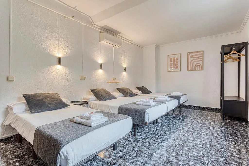 Quadruple Room with View — HOSTAL BEDMATES