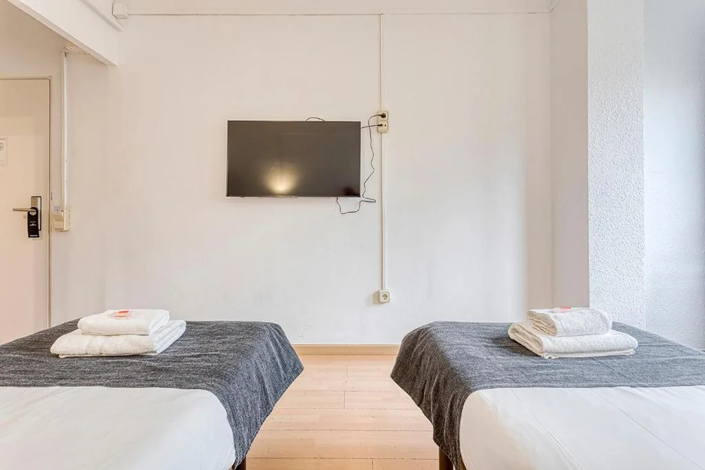 Twin Room with View — HOSTAL BEDMATES