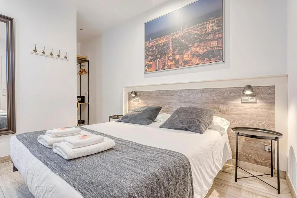 Premium Double Room — HOSTAL BEDMATES