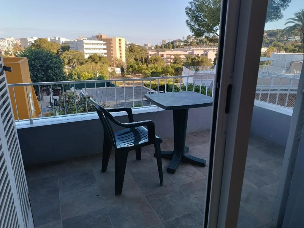 Camera doppia con balcone - 1 o 2 letti — Hostal Bélgica