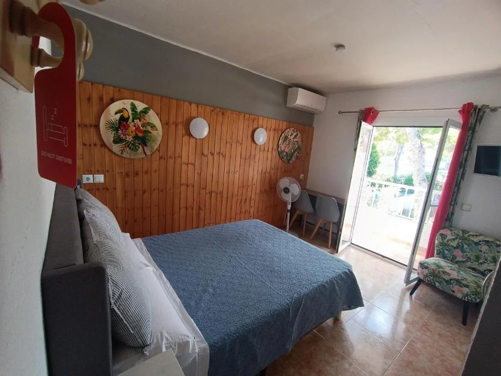 Camera doppia con terrazza — Hostal Bélgica