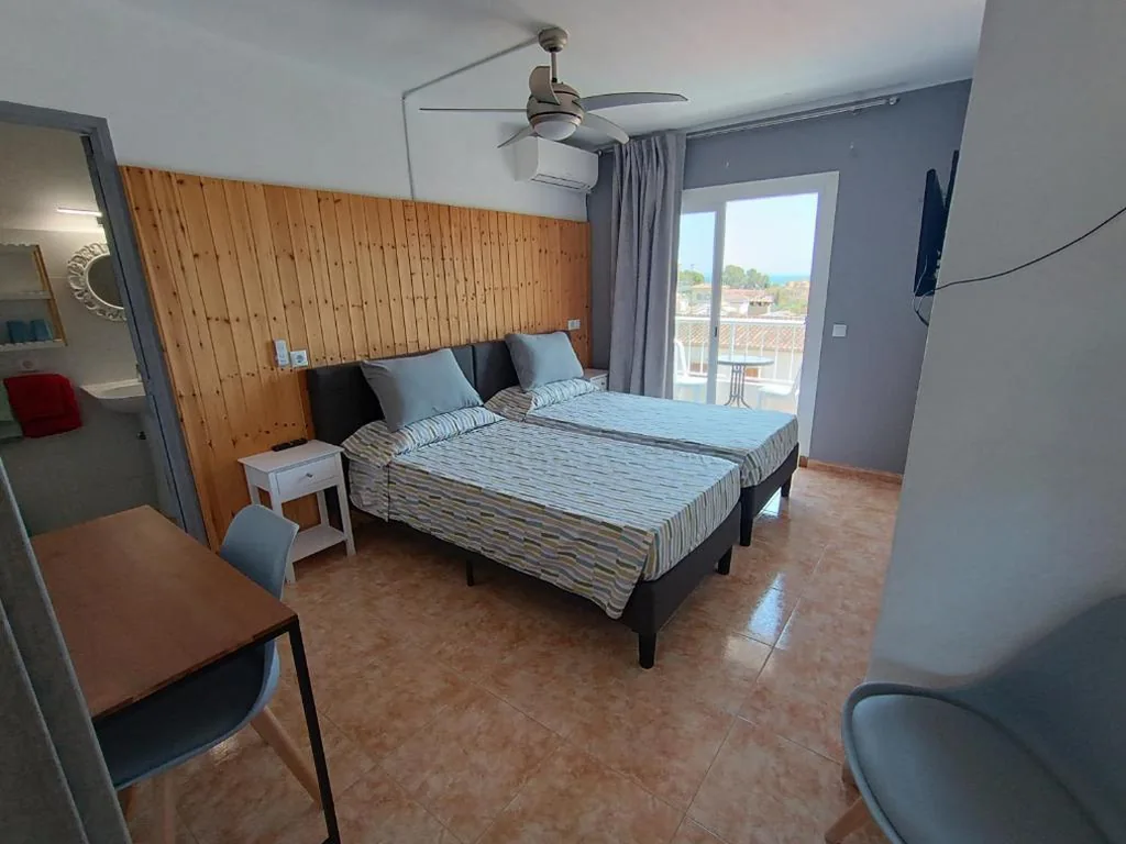 Camera doppia con vista mare - 2 letti — Hostal Bélgica