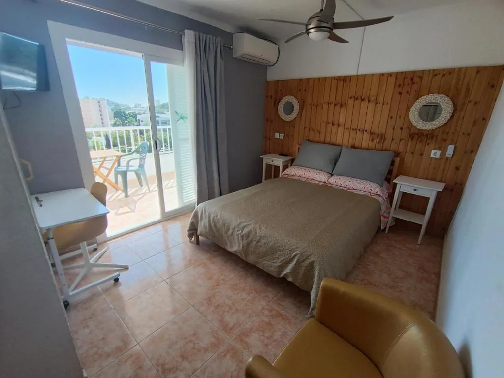 Camera doppia con vista mare laterale - 1 o 2 letti — Hostal Bélgica