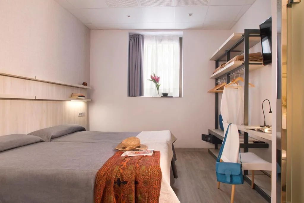 Habitación Doble - 2 camas — Hostal Benidorm