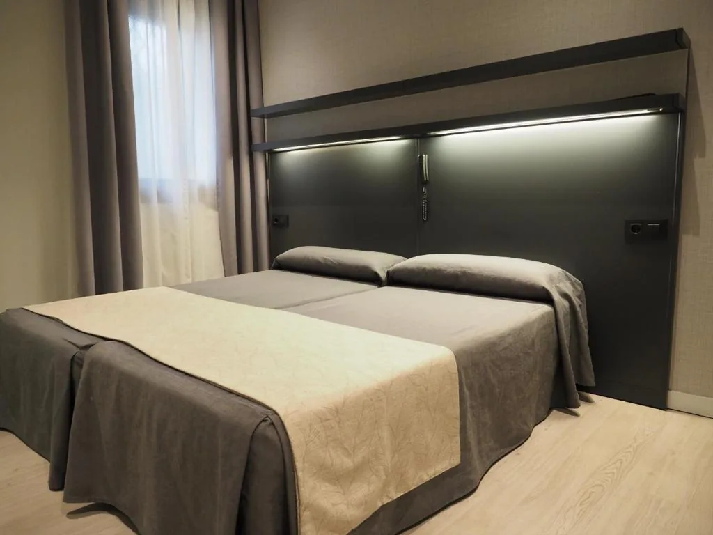 Habitación Doble Estándar - 2 camas — Hostal Benidorm