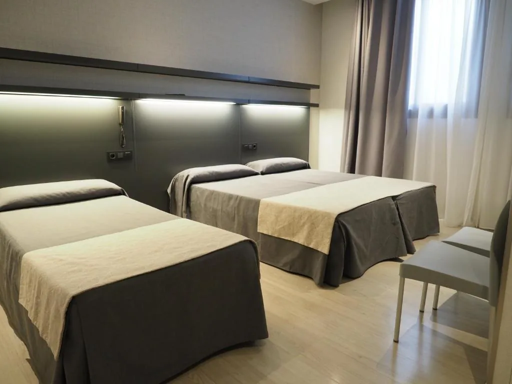 Habitación Triple — Hostal Benidorm