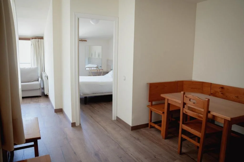 Chambre Double avec vue sur le lac — Hostal Bertran