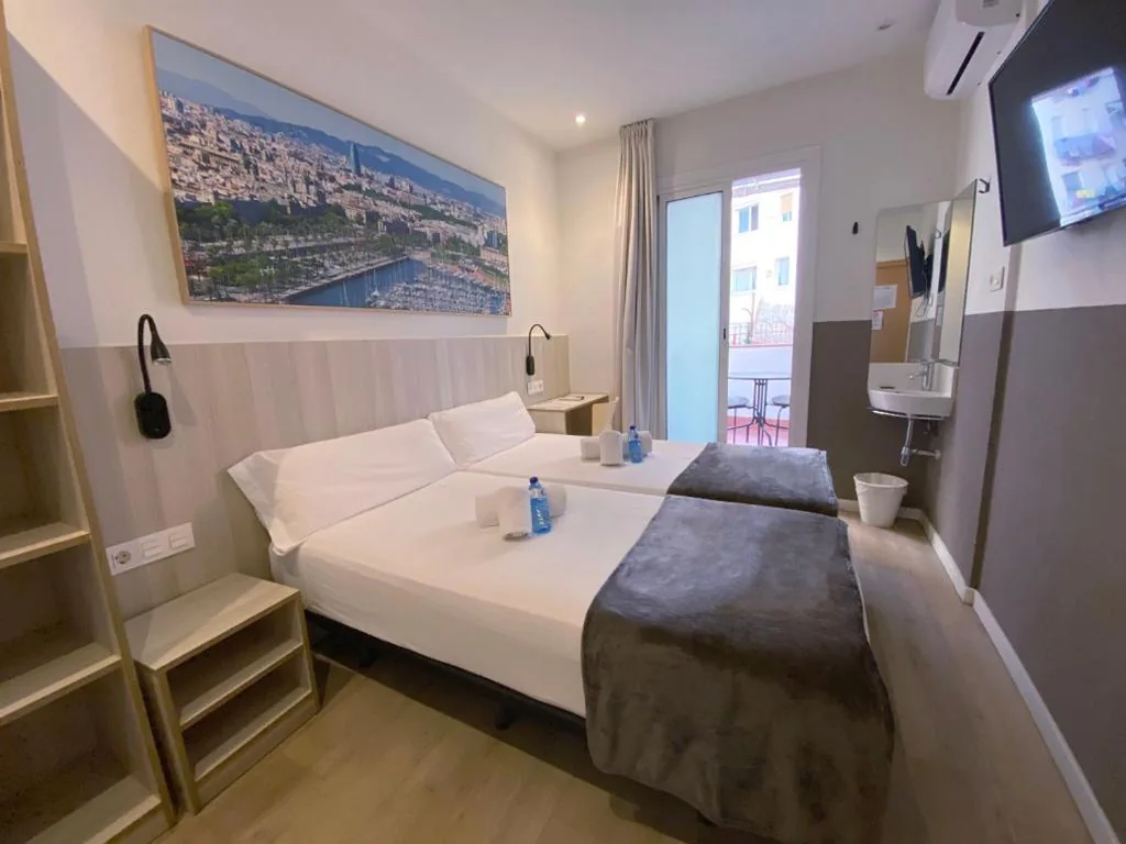 Habitación Doble Deluxe con balcón — Hostal BESTPRICE Barcelona Stadium