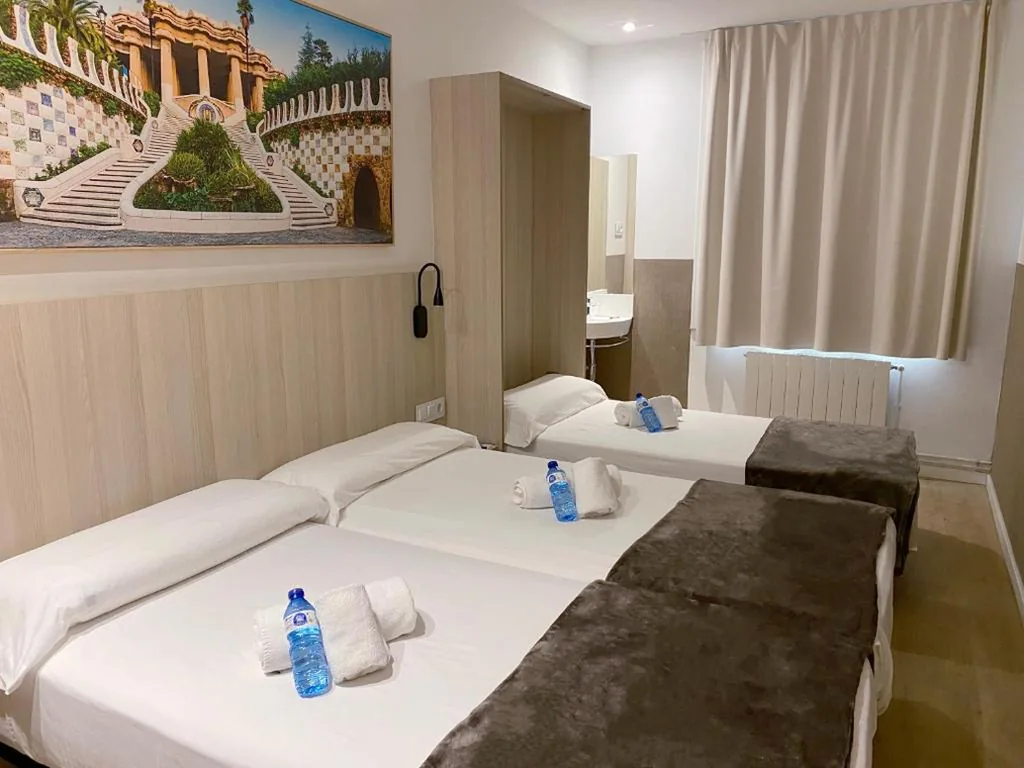 Habitación Triple — Hostal BESTPRICE Barcelona Stadium
