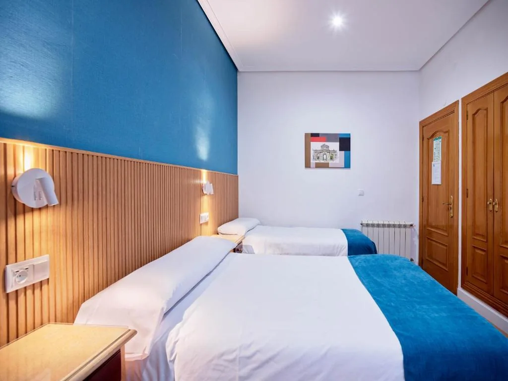 Chambre double avec lit d’appoint - 1 ou 2 lits — Hostal Bianco