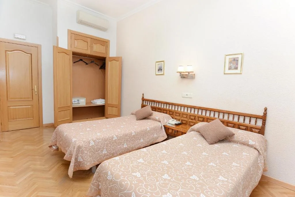 Doppelzimmer mit 2 Betten — Hostal Biarritz