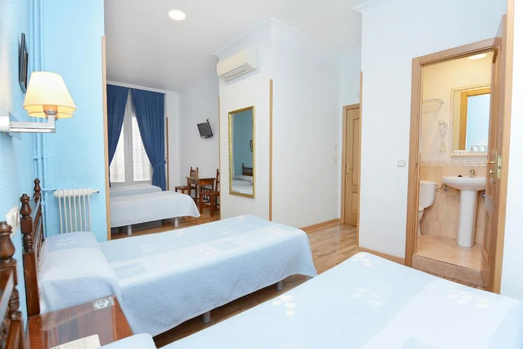 Familienzimmer mit Balkon — Hostal Biarritz