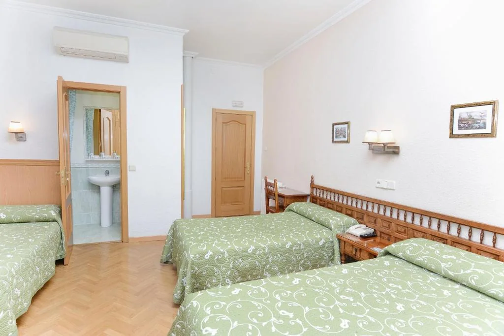 Dreibettzimmer — Hostal Biarritz