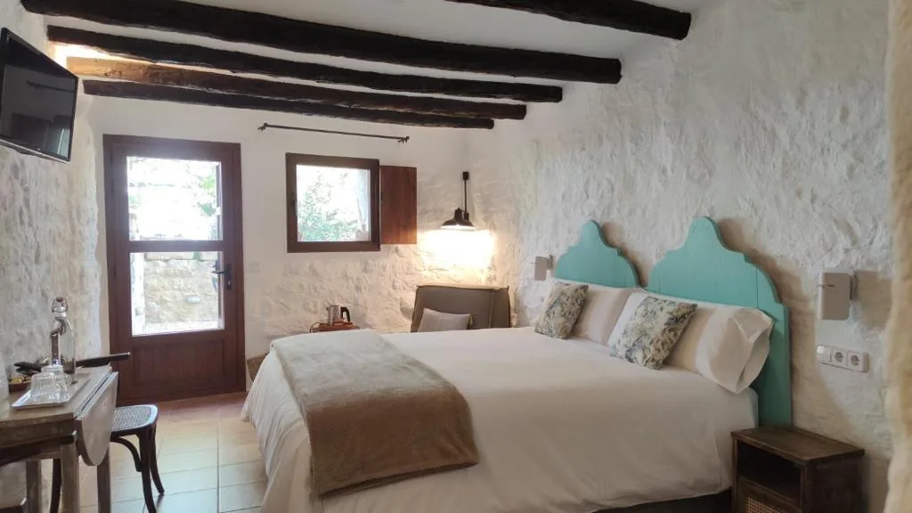 Large Bed Room with Garden View — Hostal Blavet