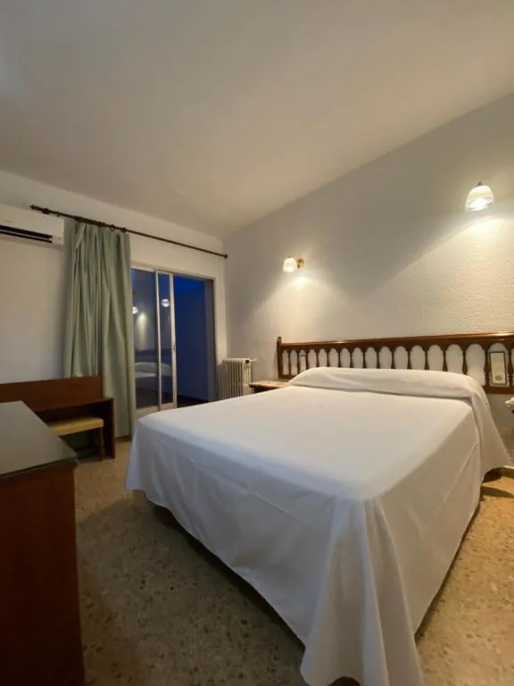 Camera doppia con patio — Hostal Blayet - Hostal Automatizado