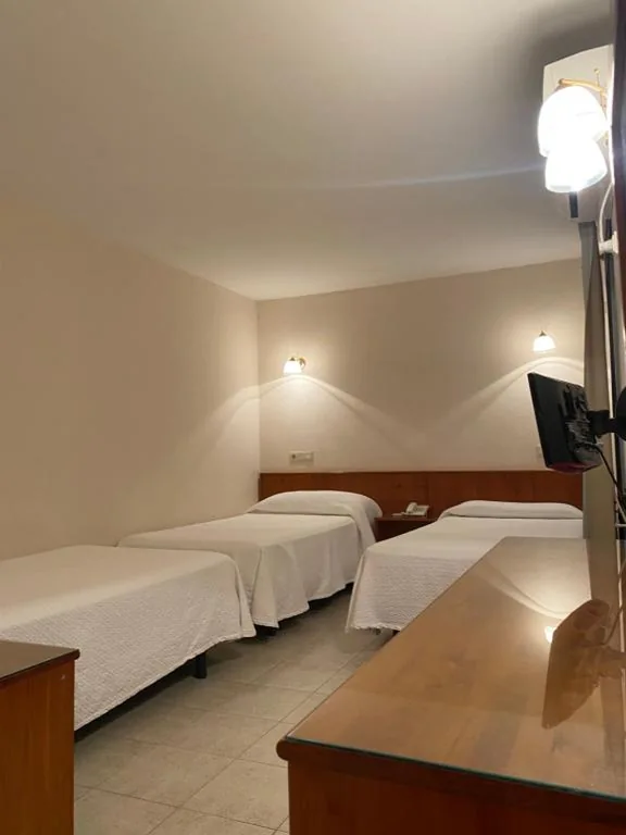 Camera tripla basic — Hostal Blayet - Hostal Automatizado