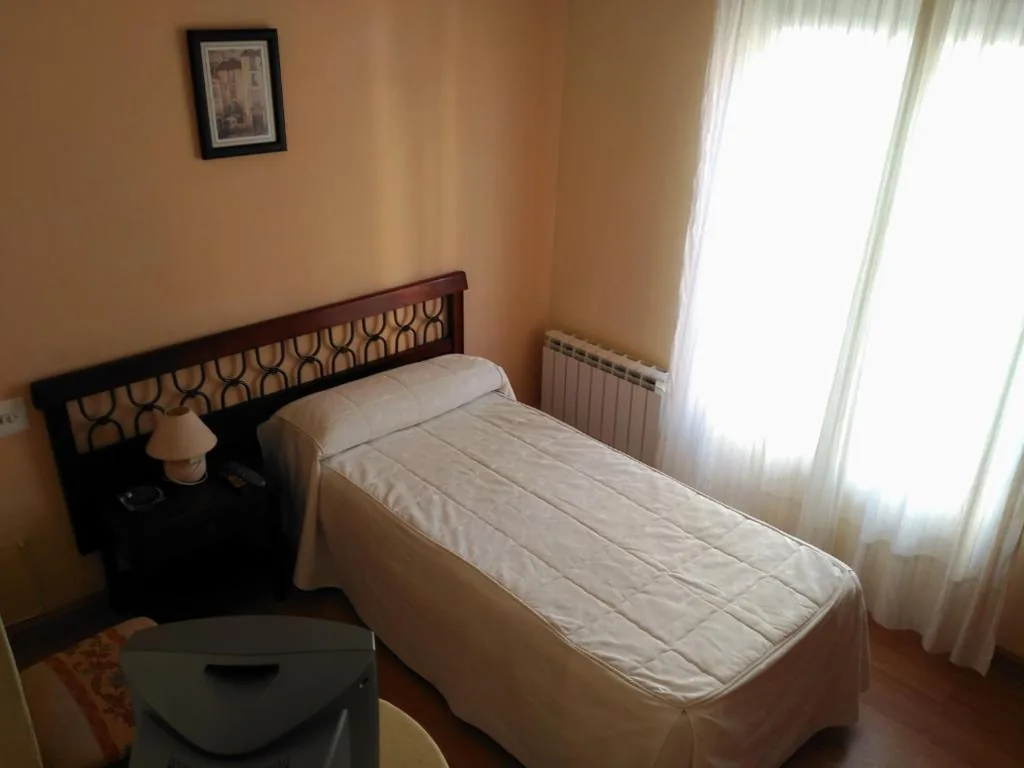 Habitación Individual con baño — Hostal Blazquez Sanchez