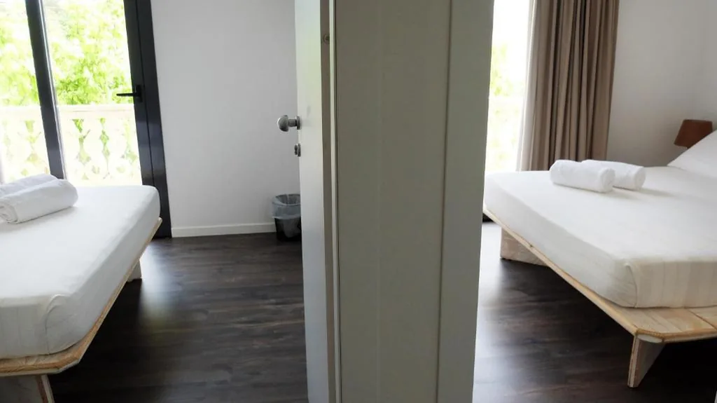 Habitación Cuádruple con balcón — Hostal Bon Sol